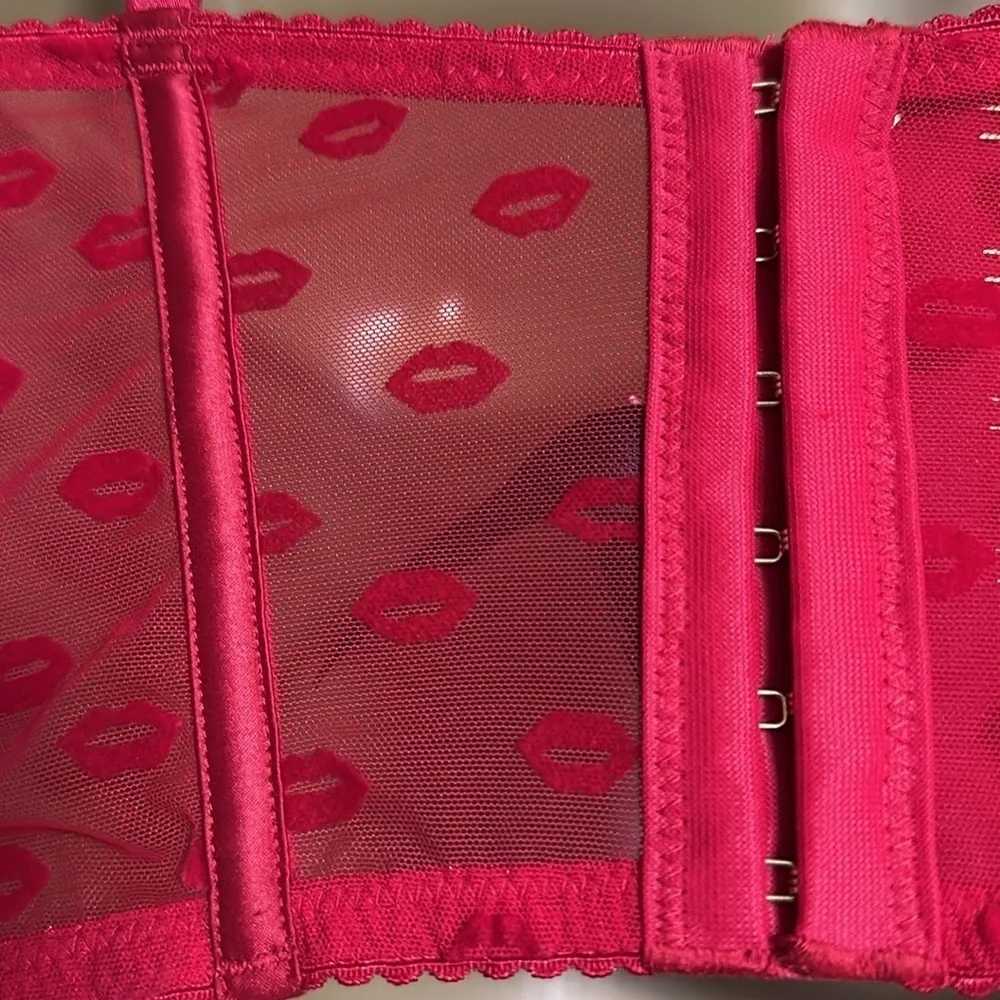 VICTORIAS SECRET Very Sexy Velvet Red Lips Quarter Cup Corset Bustier Bra Sz 32D